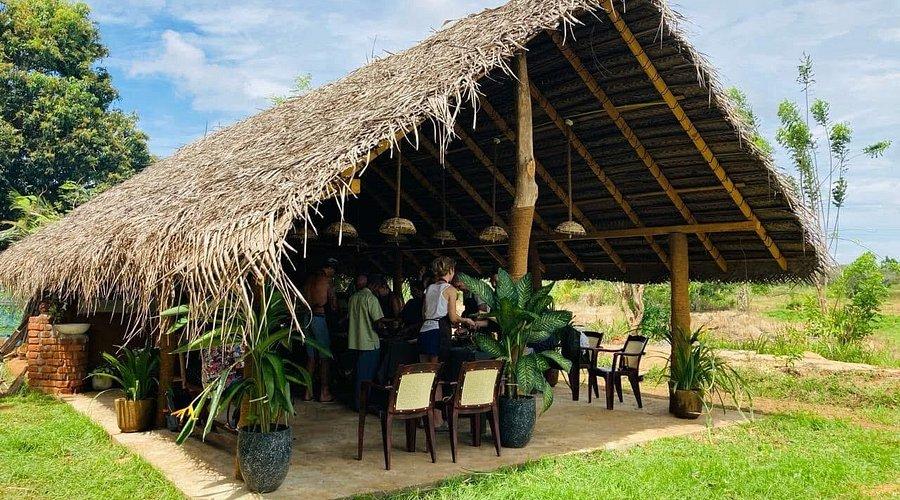 Traditional Garden kitchen Cooking